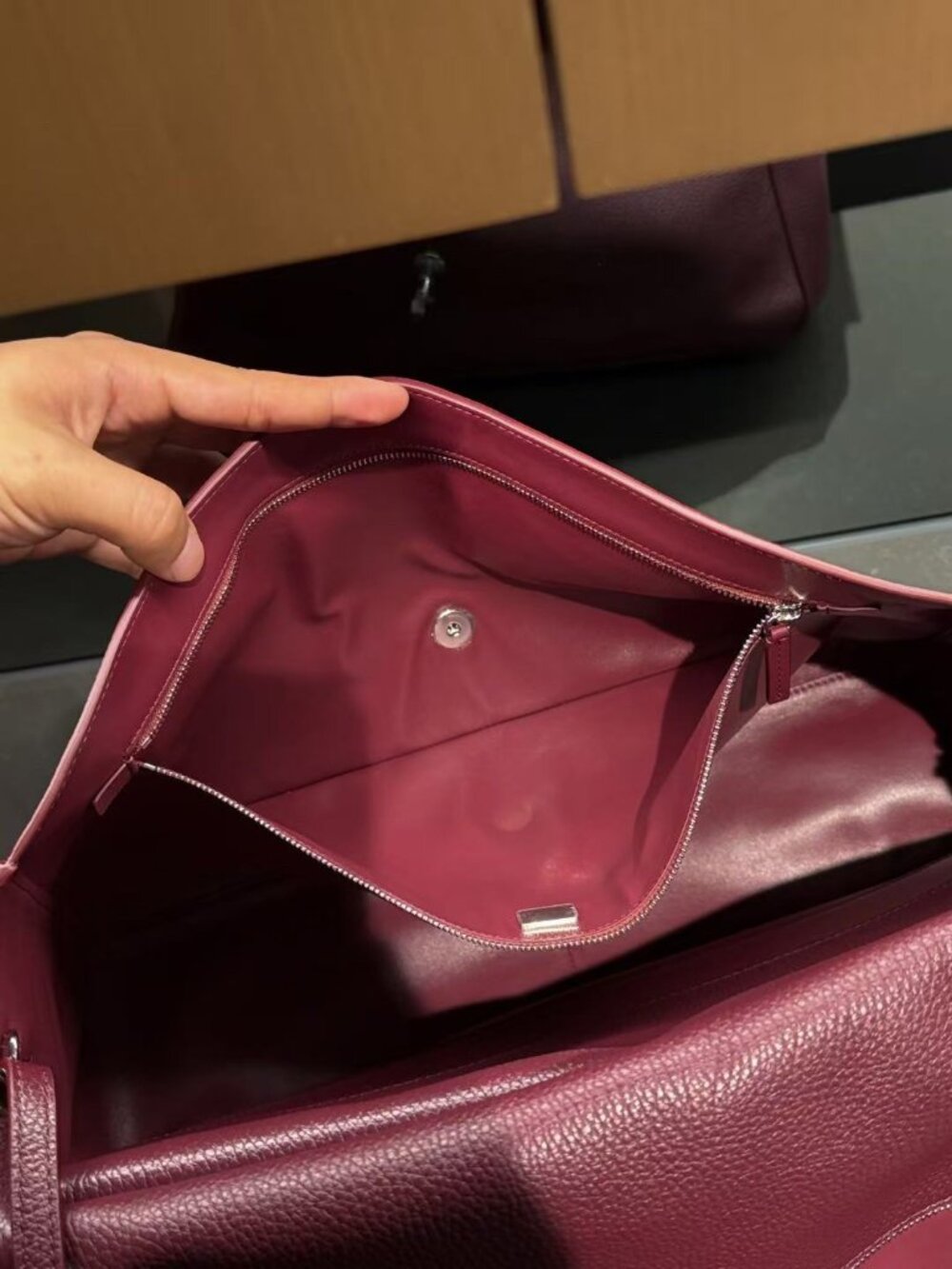Classic CHANEL Bag: A Stylish and Versatile Choice for Elegance - Picture 3 of 6